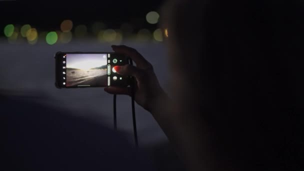 Jovencita Fotografiando Una Hermosa Puesta Sol Sobre Océano Con Teléfono — Vídeo de stock