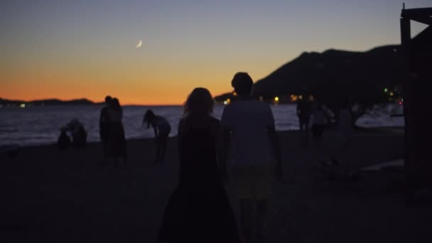 Romantic Couple Holding Hands While Walking Beach Sea Sunset Shot — Stockvideo