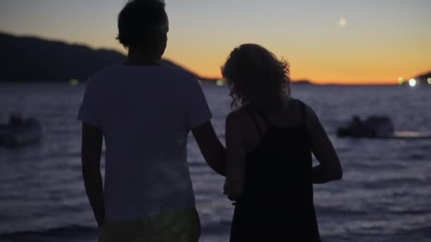 Pareja Joven Cogida Mano Fotografiando Hermosa Puesta Sol Sobre Océano — Vídeo de stock