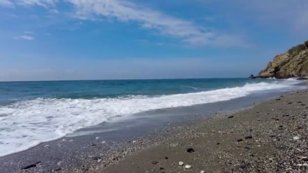 Golven Storten Het Strand Maro Prachtige Dag Het Spaanse Strand — Stockvideo