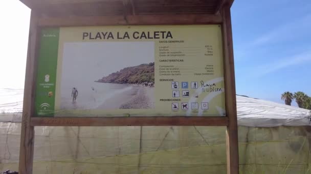 Tablica Informacyjna Plaży Playa Caleta Maro Plaża Nudystów Jest Napisana — Wideo stockowe