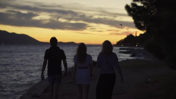 People Strolling Sunset Sandy Shoreline Static Shot — Video Stock