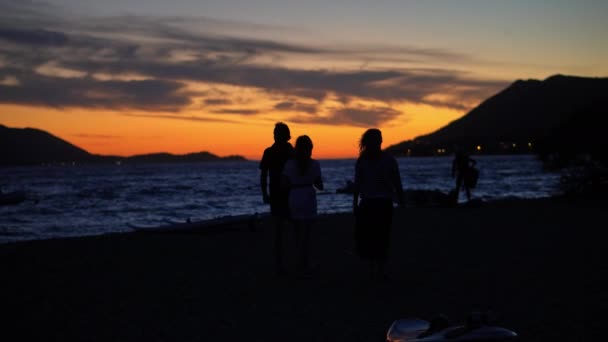 Group Three Friends Walking Together Stunning Beach Croatia Sunset — Video Stock