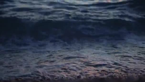 Splashing Beach Waves Odbiciem Zmierzchu Powierzchni Wody Statyczne — Wideo stockowe