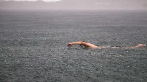 Hombre Nadando Océano Con Una Fuerte Lluvia Moción Lenta — Vídeos de Stock