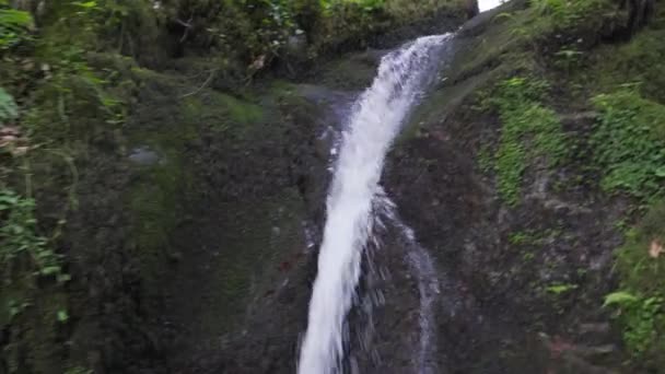 Junger Mann Steht Einem Wasserfall Und Fotografiert Mit Kamera Und — Stockvideo