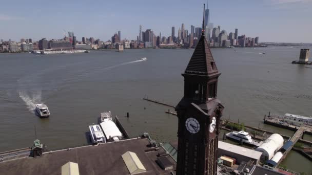 Αεροφωτογραφία Πλοίου Που Φτάνει Στον Τερματικό Σταθμό Hoboken Στο New — Αρχείο Βίντεο