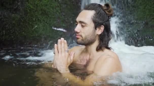 Jovem Com Longo Herdeiro Sentado Uma Posição Partidário Uma Primavera — Vídeo de Stock