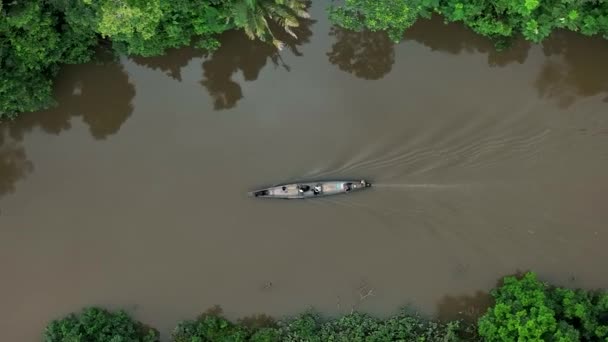 Letecká Shora Dolů Záběr Lodi Křižující Přes Amazon River Jižní — Stock video