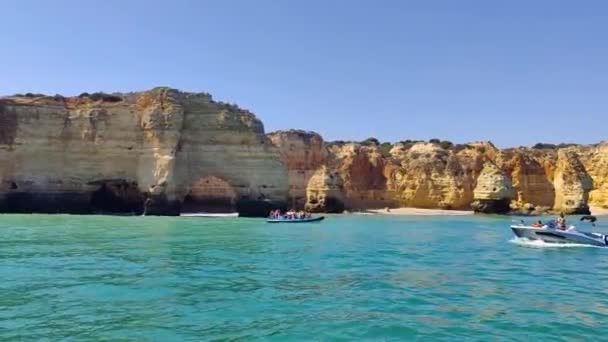 Speedboat Μπροστά Από Ένα Βράχο Ελέφαντα Σχηματισμού Στην Πορτογαλία — Αρχείο Βίντεο