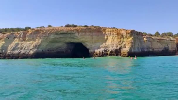 Kayaking Μπροστά Από Τις Σπηλιές Στην Πορτογαλία — Αρχείο Βίντεο