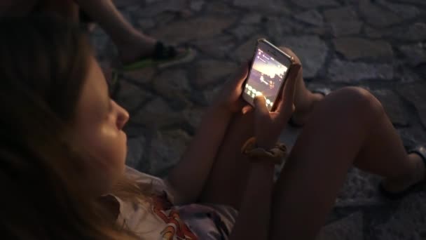 Rapariga Sentada Chão Tirando Fotos Com Câmera Smartphone Ângulo Alto — Vídeo de Stock
