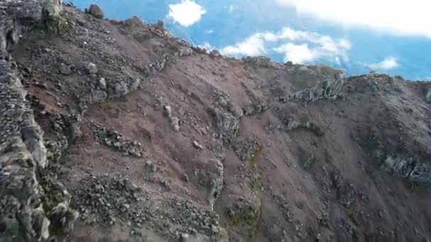 Imágenes Drones Pasando Por Una Cresta Con Piton Des Neiges — Vídeos de Stock