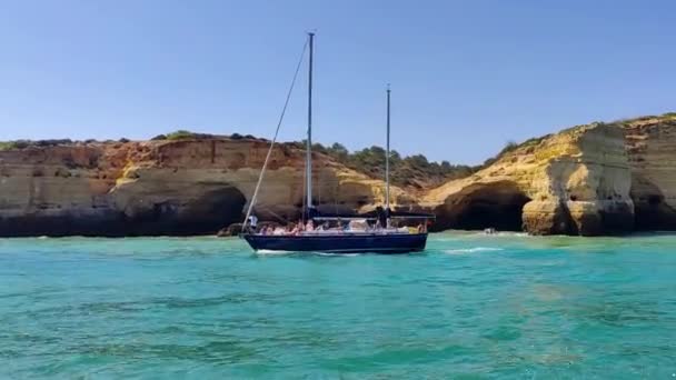 Bello Yacht Portoghese Che Attraversa Onde — Video Stock