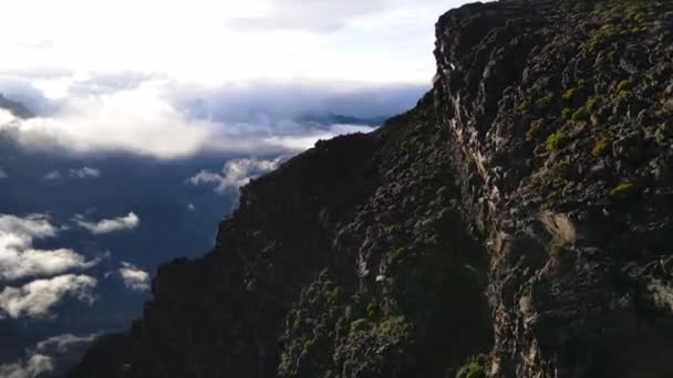 Drone Footage Cliff Clouds Mountains Away — Vídeos de Stock