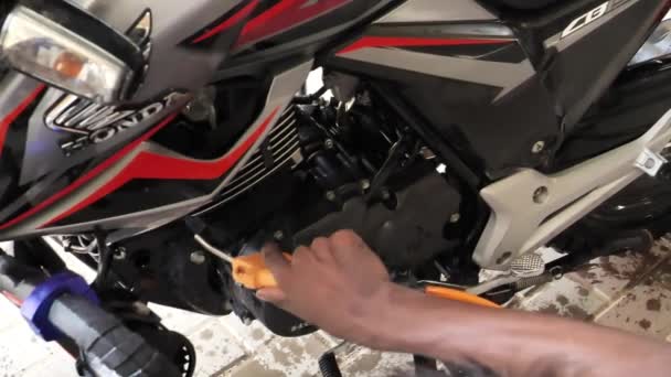 Close Shot Man Cleaning Bike Honda 150F Motorcyclist Replaces Checks — Videoclip de stoc