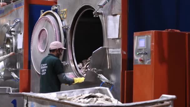 Gros Plan Des Vêtements Lavage Dans Grande Machine Laver Dans — Video