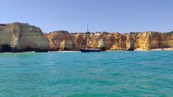 Yate Mástil Navegando Largo Costa Aguja Rocosa Portugal — Vídeo de stock