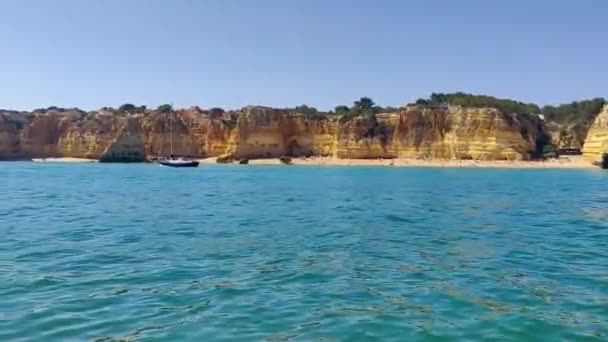 Jachta Plující Podél Skalnatého Pobřeží Algarve — Stock video