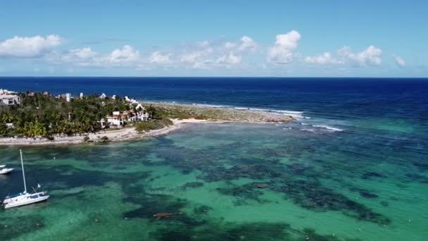 墨西哥湾加勒比海岸的Akumal天堂海滩的迷人景色 白船和碧蓝清澈的水 — 图库视频影像
