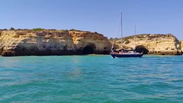 Boat Sailing Front Caves Secret Beaches — Vídeo de stock