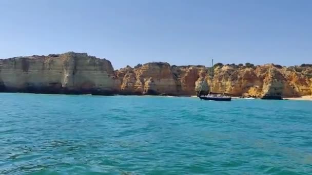 ポルトガルの美しい岩の形成に近いボートセーリング — ストック動画