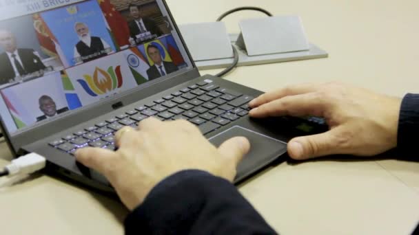 Membaca Berita Online Pada Komputer Laptop Terisolasi Pada Layar Komputer — Stok Video