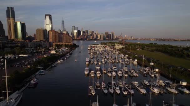 Widok Powietrza Łodzie Liberty Landing Marina Kierunku Panoramy Manhattanu Zachód — Wideo stockowe