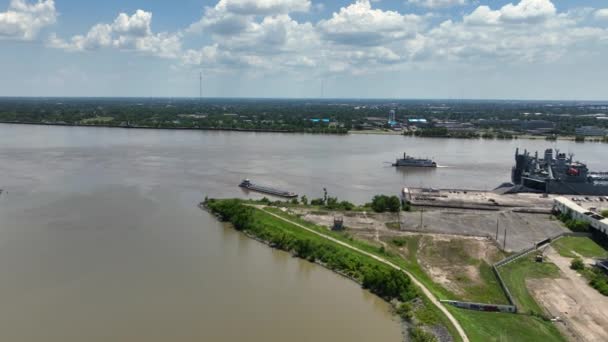 Aerial Approach Busy Mississippi River Abandoned Military Support Facility — Vídeo de Stock