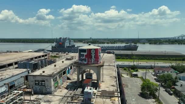 Sicht Des Wasserturms Auf Verlassene Militäranlage New Orleans Tower — Stockvideo