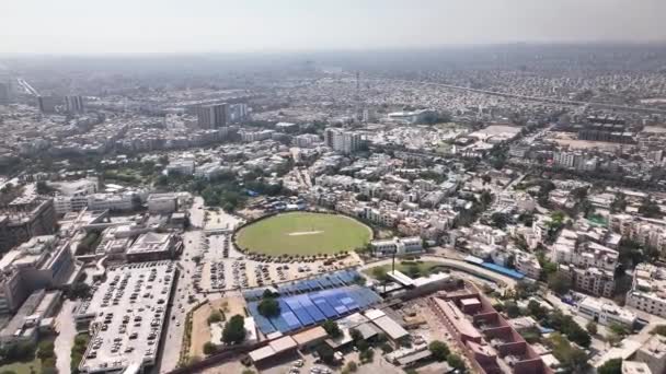 Şehrin Ortasındaki Binalar Evler Kriket Sahalarıyla Dolu Karaçi Şehrinin Hava — Stok video