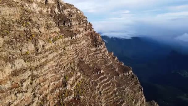 Drone Beelden Van Een Klif Met Wolken Kammen Bergen Weg — Stockvideo