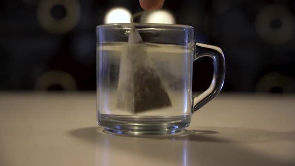ピラミッドティーバッグがカップに沈み込む — ストック動画
