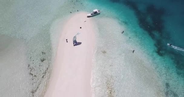 空中天顶号 Aerial Zenith 观看准备在热带沙洲白沙滩上航行的风筝冲浪 — 图库视频影像
