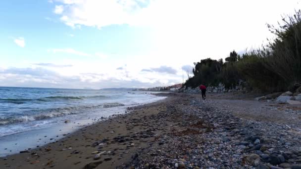 Estepona Taş Çakıl Plajı Boyunca Yürüyenlerin Görüntüsü Küçük Dalgaların Kırılışıyla — Stok video