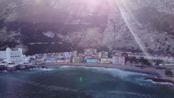 Luchtfoto Van Golven Breken Aan Catalaanse Baai Met Kleurrijke Gebouwen — Stockvideo