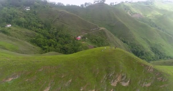 People Sit Top Green Mointain Aerial View Approach Tropical Hill — Stockvideo