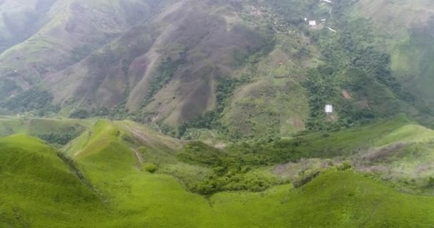 Aerial View Pan Left Green Tropical Mountains Group People Relax — Vídeo de stock