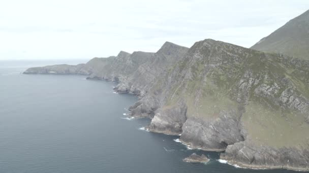 Массивные Скалы Кроагауна Острове Сифилл Графстве Мейо Ирландия Воздушный Дрон — стоковое видео