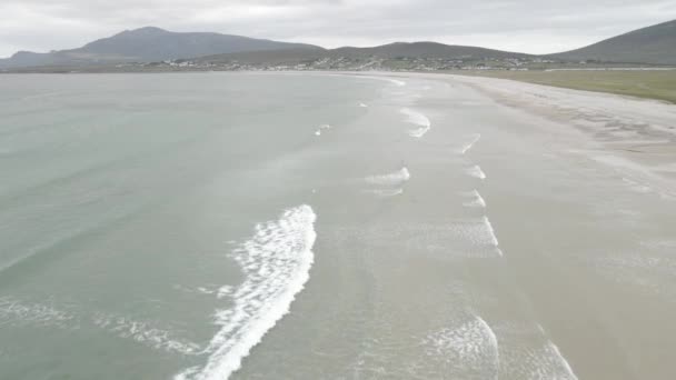 Voando Sobre Ondas Calmas Keel Beach Achill Island Condado Mayo — Vídeo de Stock