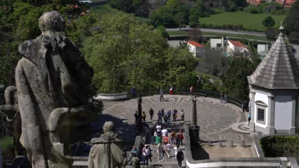 Los Visitantes Que Suben Por Famosa Escalera Del Santuario Bom — Vídeos de Stock