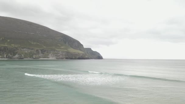 アイルランドのメイヨー州 アチル島のミノーン クリフにある大聖堂岩のあるキールビーチ 空中ワイドショット — ストック動画