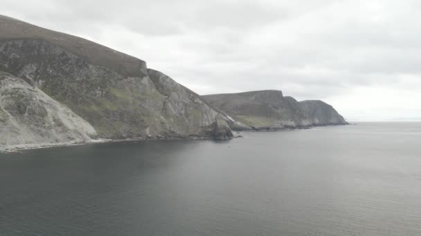 Serene View Minaun Cliffs Cathedral Rocks Keel Beach Achill Island — Vídeo de Stock