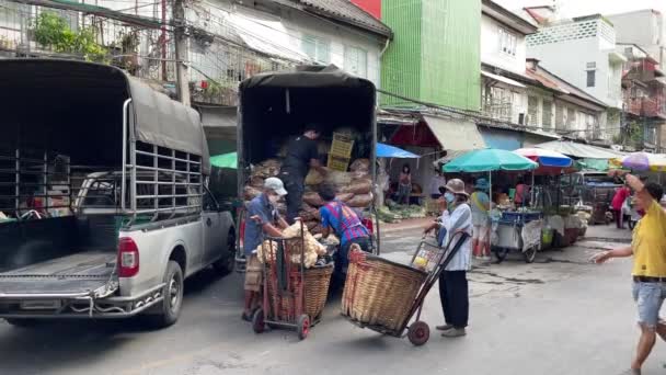 在泰国曼谷 人们从卡车上卸下产品进入市场 — 图库视频影像