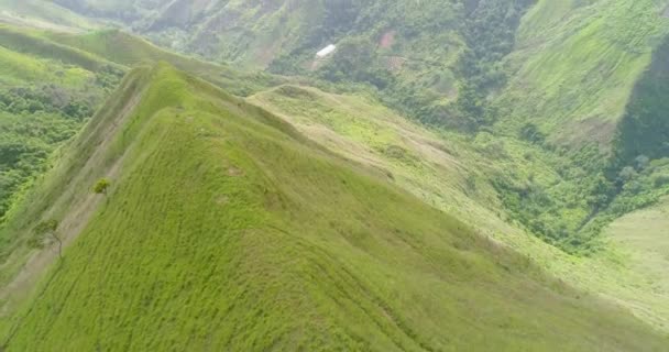 Gente Cima Cadena Montañosa Verde Disfruta Impresionante Paisaje Natural Los — Vídeo de stock