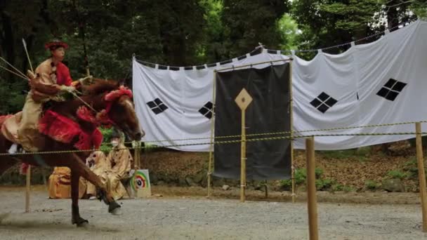 Arciere Samurai Montato Cavalca Obiettivo Passato Santuario Omi Jingu Movimento — Video Stock