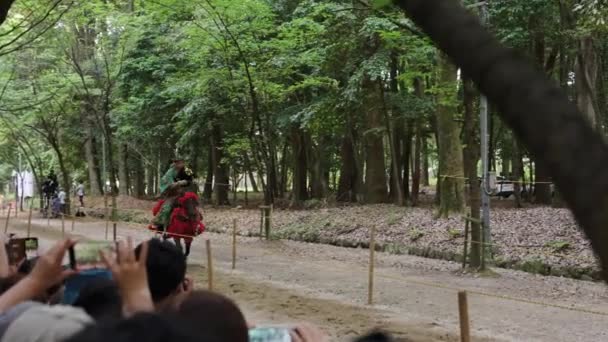 Japanischer Yabusame Fahrer Rast Auf Ziel Und Schlägt Mit Pfeil — Stockvideo