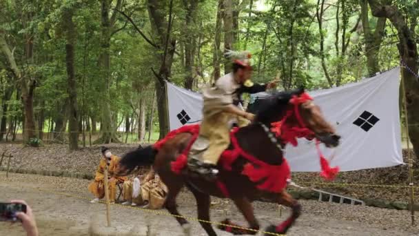 Gemonteerde Samurai Lanceert Boog Doel Yabusame Event Shiga — Stockvideo