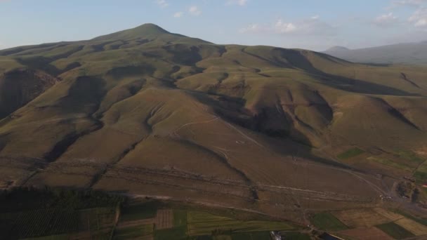 Volando Sobre Montaña Con Dron — Vídeo de stock