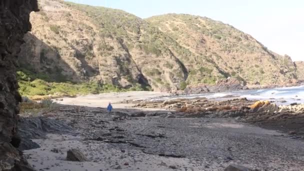 Молодий Хлопчик Синьому Піджаку Мандрує Пляжем Великими Скелями Півдні Австралії — стокове відео